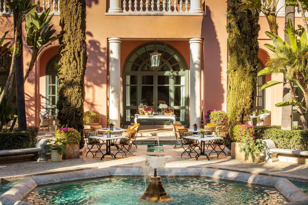 Patio con una fuente central en el resort