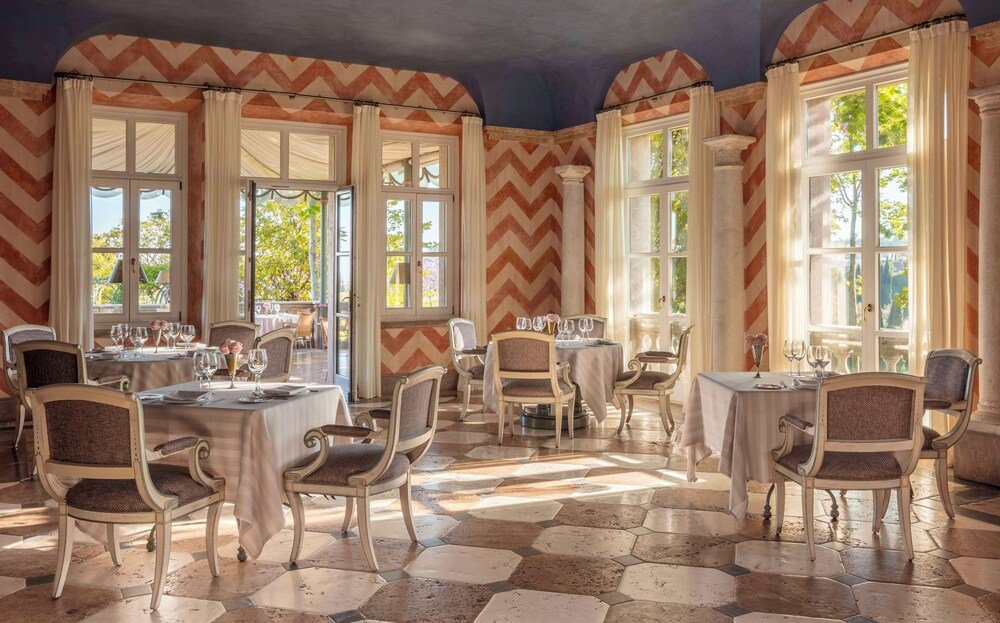 Comedor interior del restaurante del resort en Anantara Villa Padierna, Benahavís, España