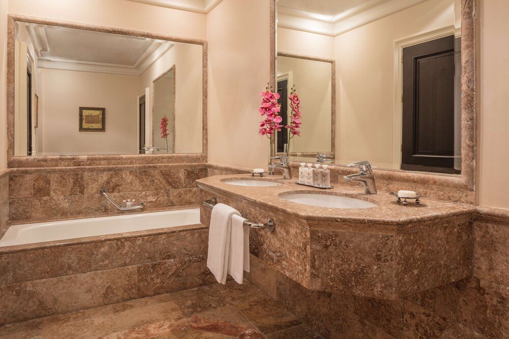 Baño con dos lavabos en una habitación en Anantara Villa Padierna, Benahavís, España