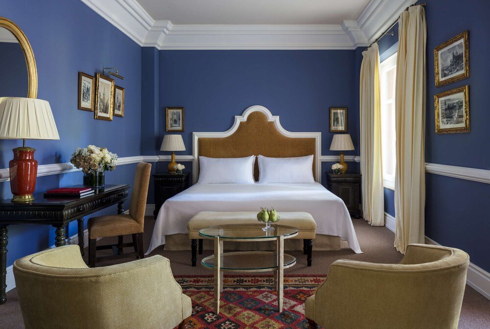 Dormitorio con una cama grande en el resort