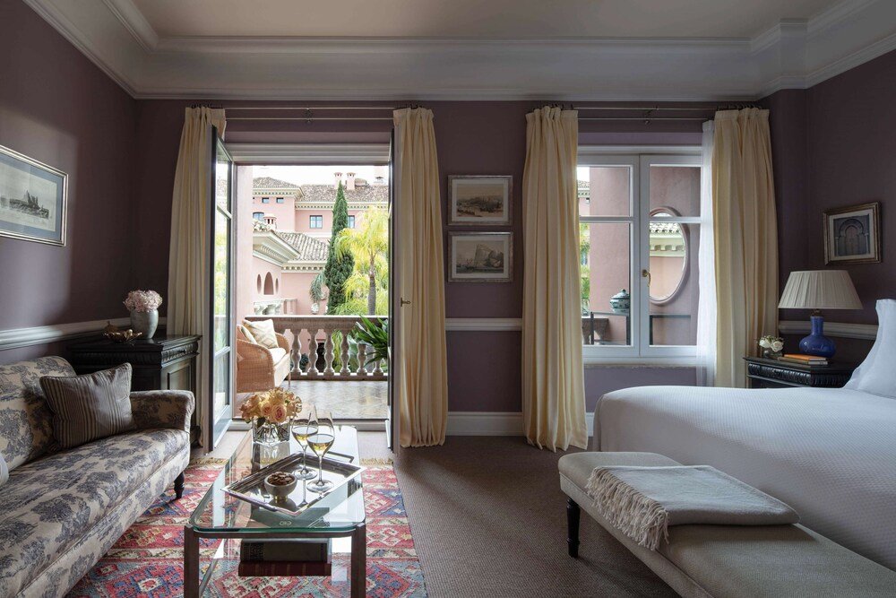 Habitación con sofá y zona de estar en Anantara Villa Padierna, Benahavís, España