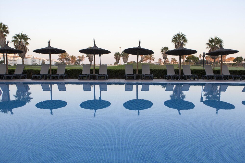 Piscina del resort con tumbonas para los huéspedes