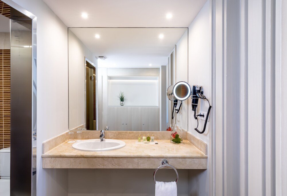 Guest bathroom at Barceló Costa Ballena Golf & Spa