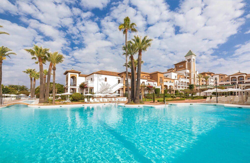 Resort con una gran piscina y tumbonas para tomar sol