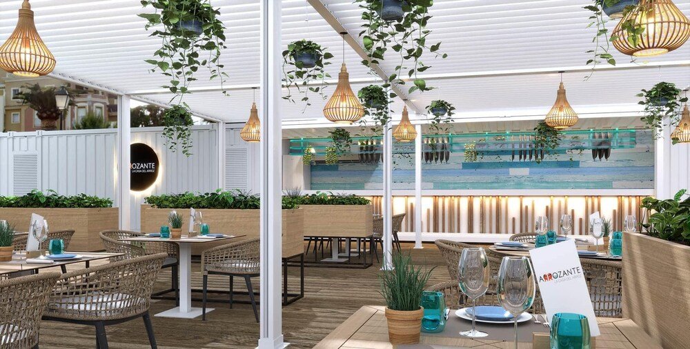 Terraza para comer al aire libre en el resort de Isla Canela