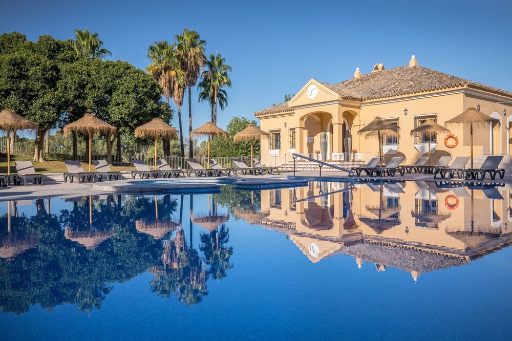 Piscina con tumbonas en el resort
