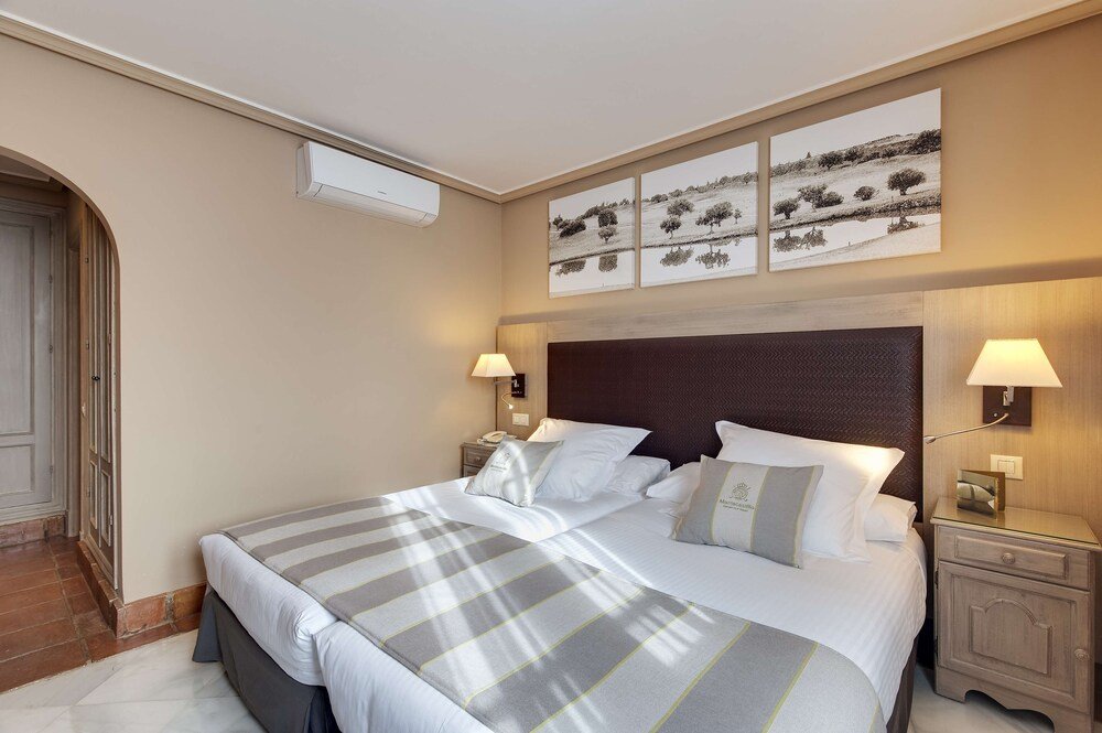 Cama doble en una habitación del resort de golf