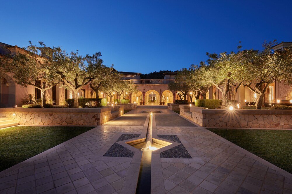 Courtyard with a water feature at the Canyamel hotel