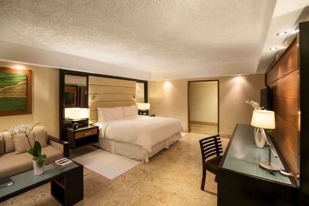 Hotel room with a comfortable bed at Casa de Campo, La Romana
