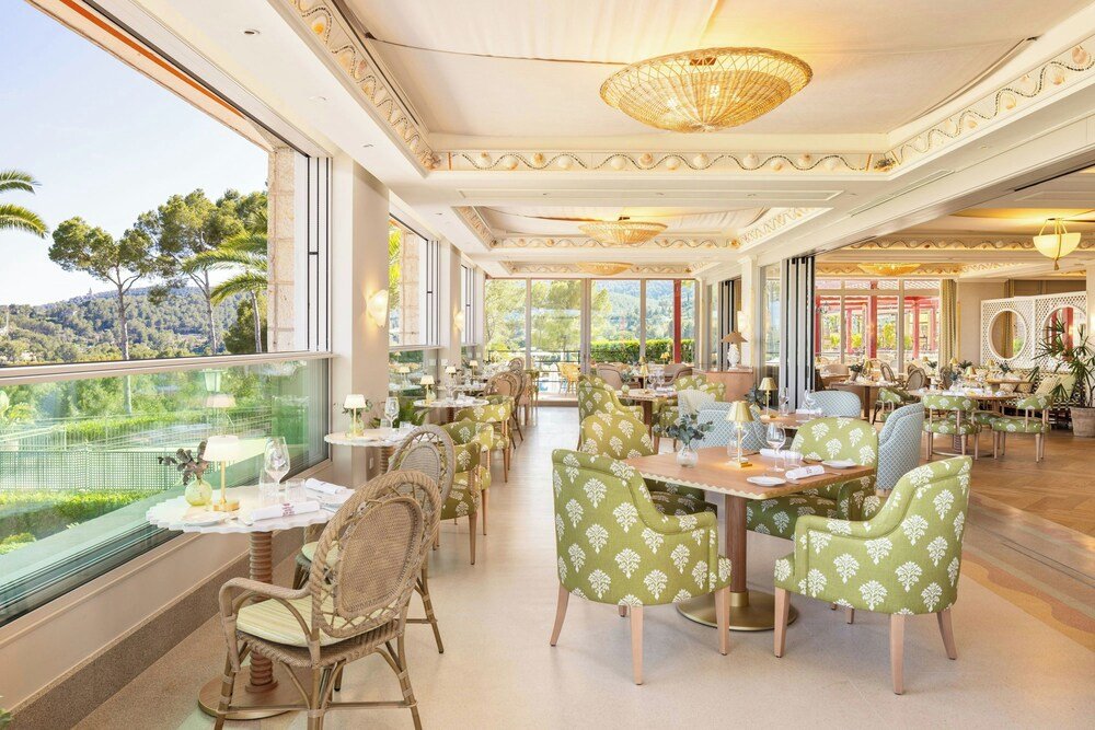 Restaurante con vista desde la terraza en Castillo Hotel Son Vida, Mallorca