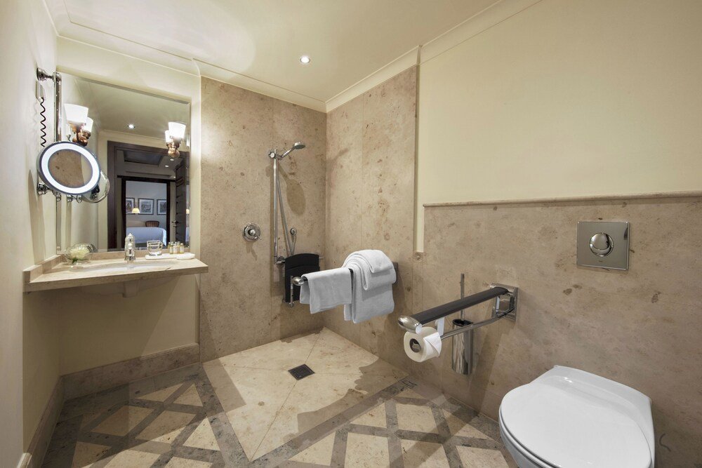 Baño de una habitación en Castillo Hotel Son Vida, Mallorca