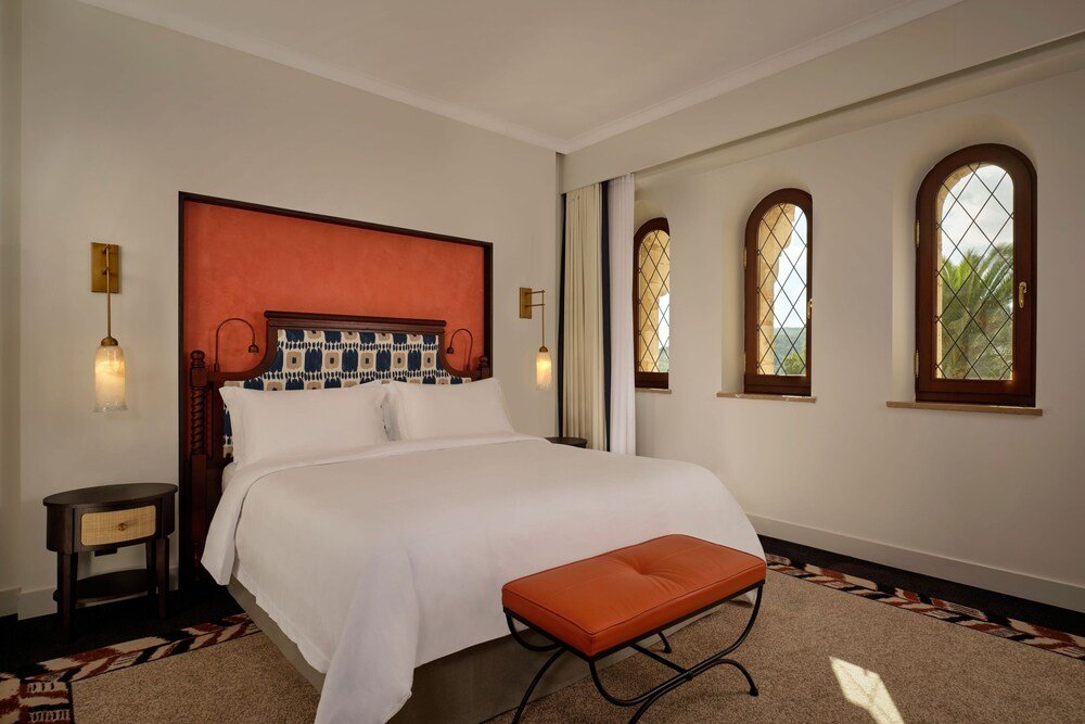 Dormitorio bien ordenado en Castillo Hotel Son Vida, Mallorca