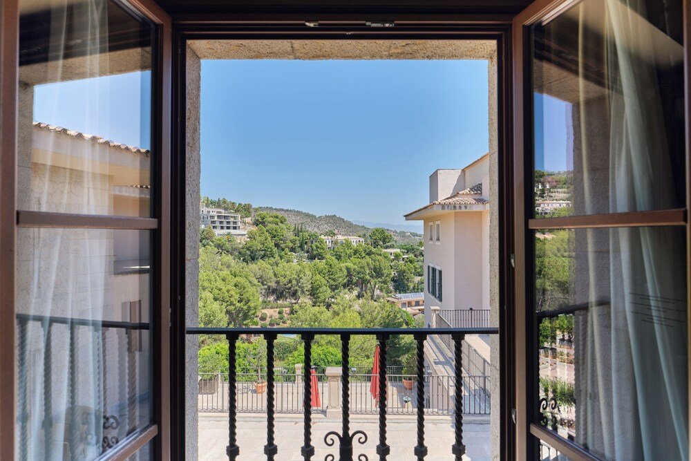 Balcón con vista a los alrededores en Castillo Hotel Son Vida, Mallorca