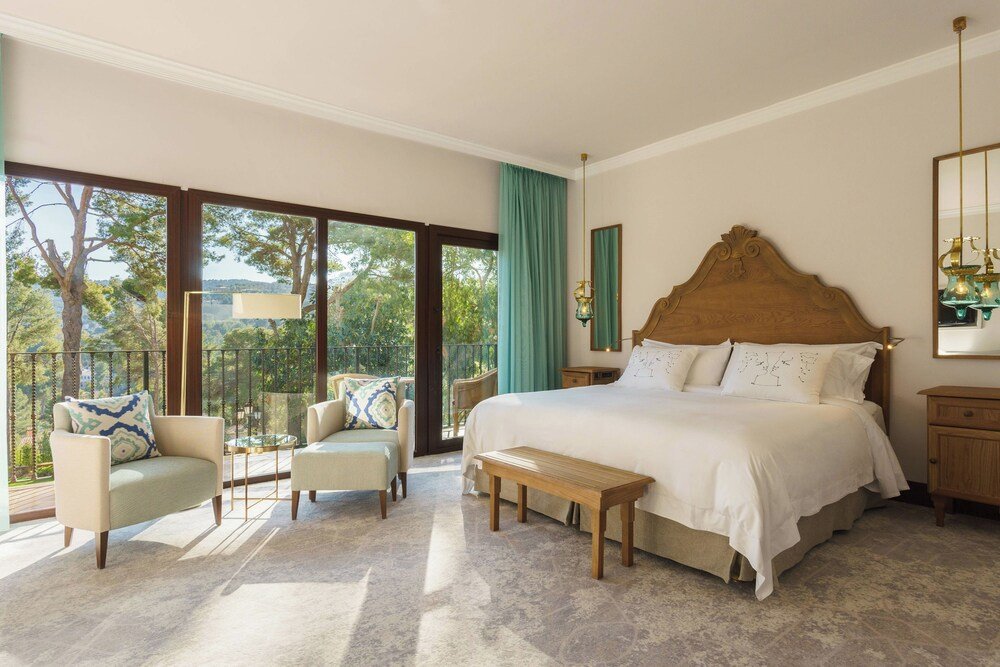 Dormitorio amplio del hotel castillo en Castillo Hotel Son Vida, Mallorca