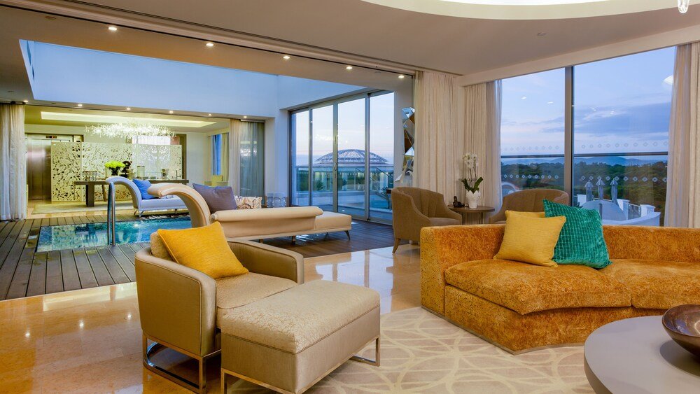 Amplio espacio de estar en una suite en Conrad Algarve, Quinta do Lago