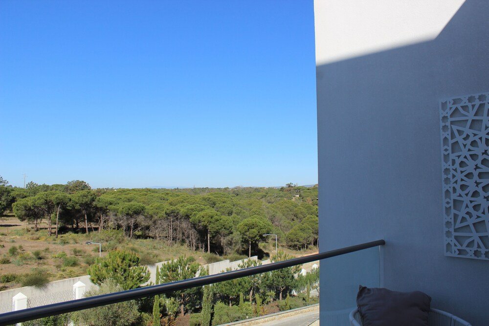 Balcón con barandilla y vistas en Conrad Algarve, Quinta do Lago