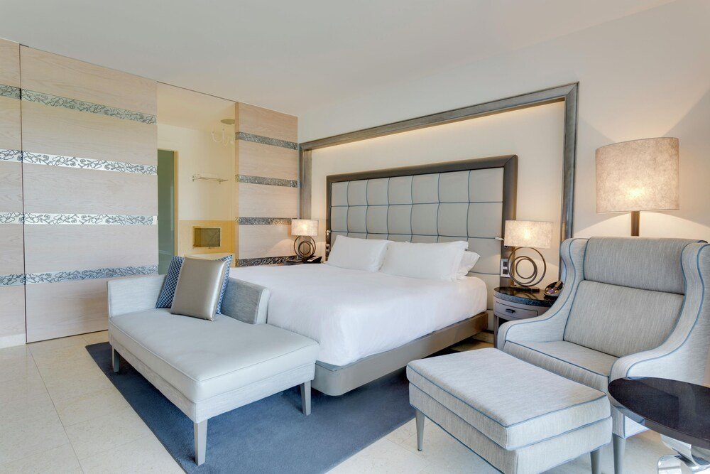 Habitación moderna con una cama grande en Conrad Algarve, Quinta do Lago