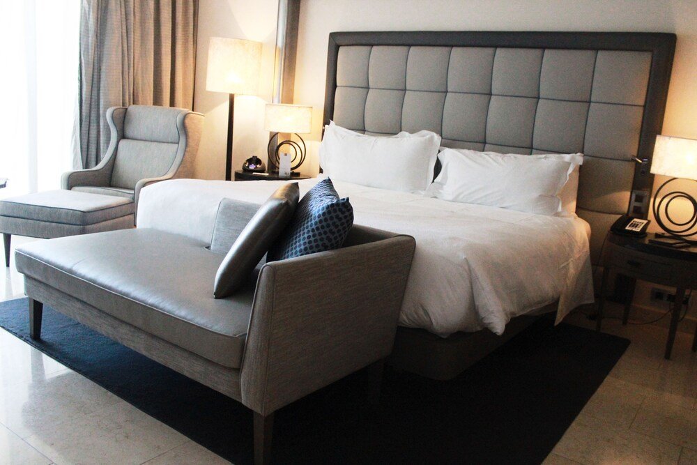Habitación del hotel con un gran ventanal en Conrad Algarve, Quinta do Lago