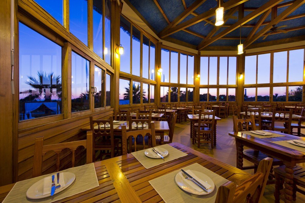 Zona de comedor interior en Elba Costa Ballena Beach & Thalasso Resort