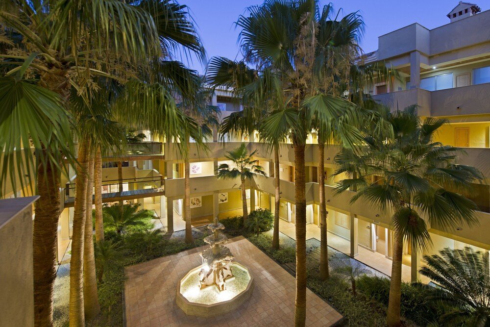 Patio del hotel en el resort Elba Costa Ballena, Rota