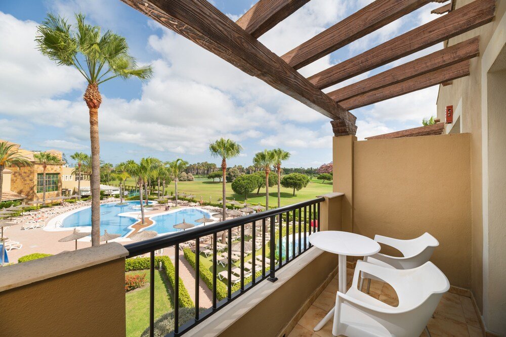 Balcón con vista a la piscina del resort en Costa Ballena