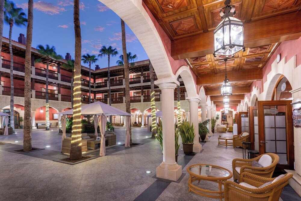 Courtyard with palm trees at the boutique hotel in Fuerteventura