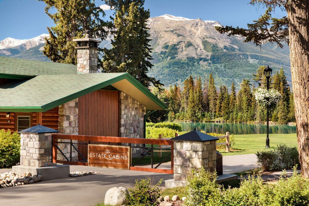 Lodge con fachada de piedra y exterior de madera
