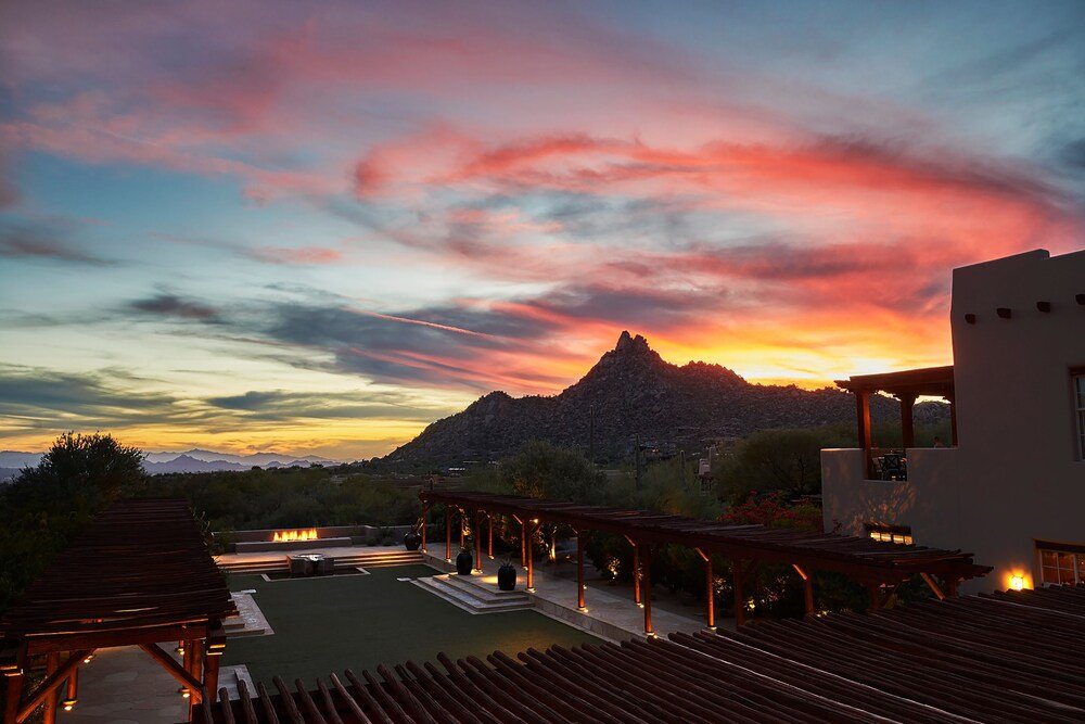 Terraza en la azotea con vista a una montaña