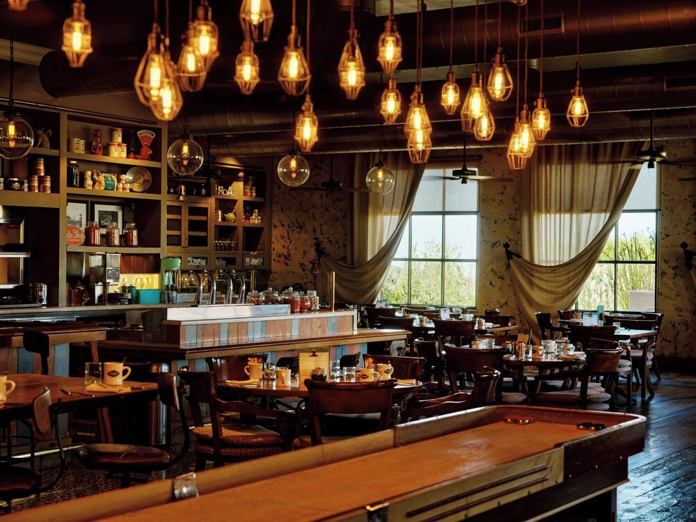 Restaurante acogedor con muebles de madera