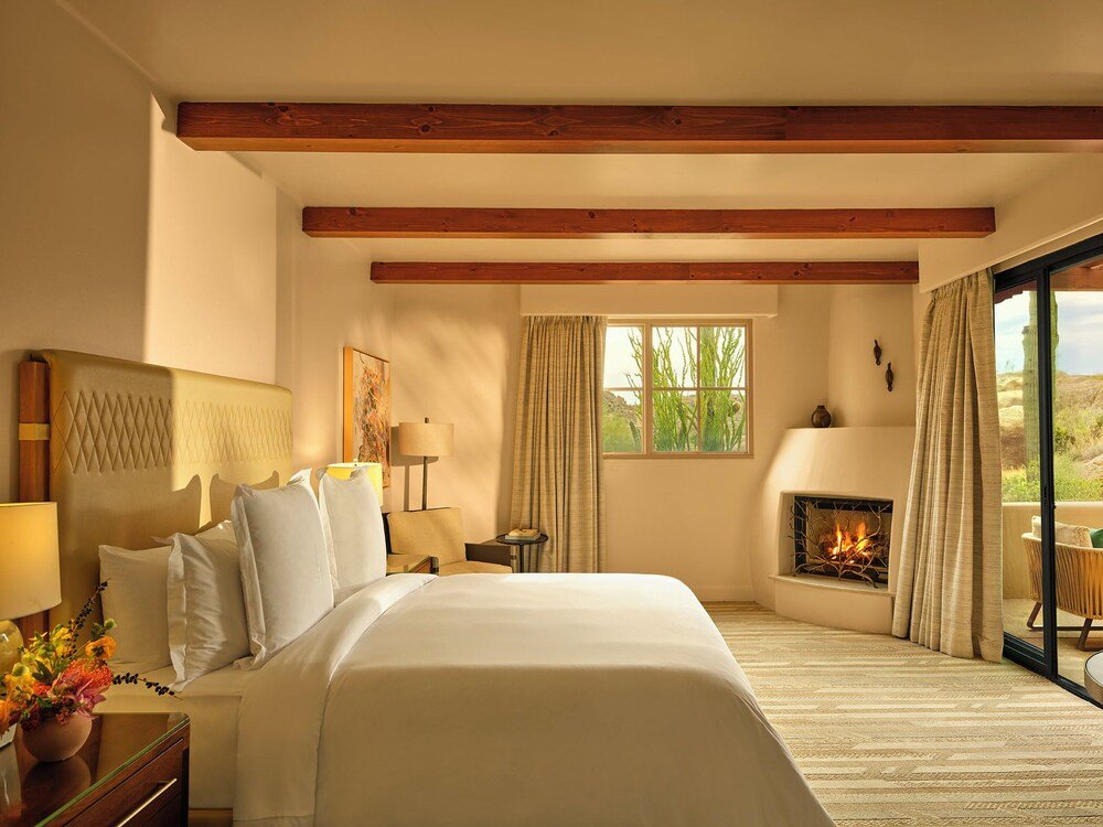 Habitación con cama grande y chimenea