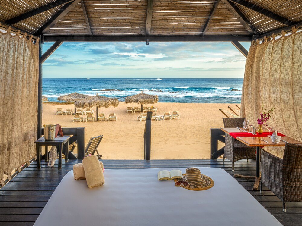 Restaurante sobre la playa del resort en el resort