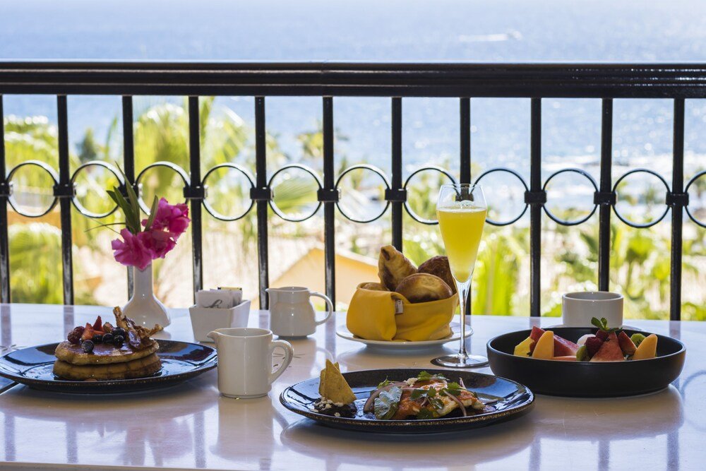 Mesa de desayuno servida en el resort en el resort