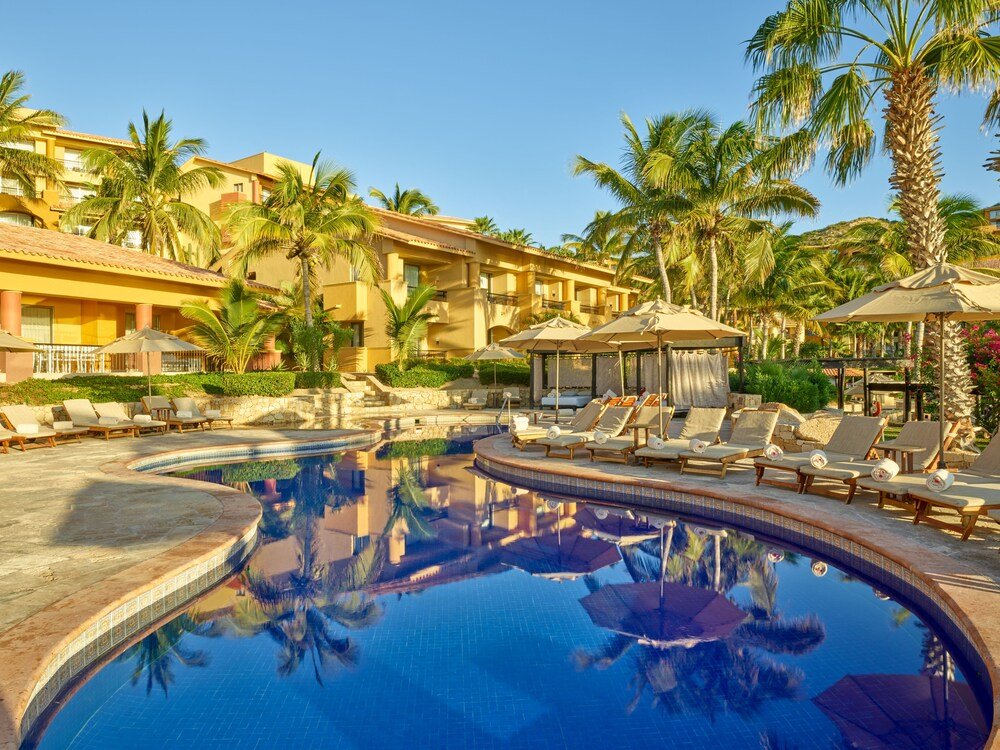 Zona de piscina del resort con reposeras en el resort