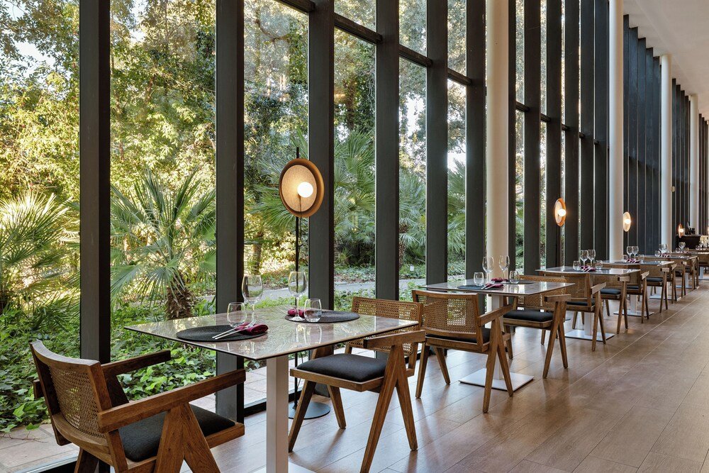 Restaurant dining room at Hotel Encinar de Sotogrande in Cádiz