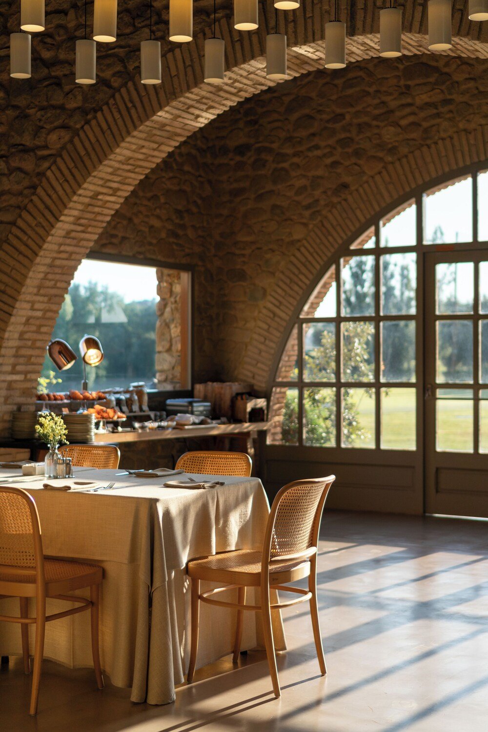 Comedor con arcos de ladrillo en el Hotel Peralada Wine Spa & Golf
