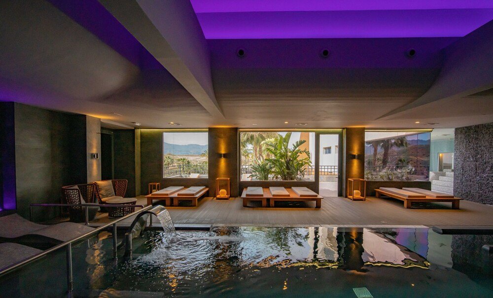 Zona de piscina cubierta del Hotel Valle del Este Golf Spa en Vera
