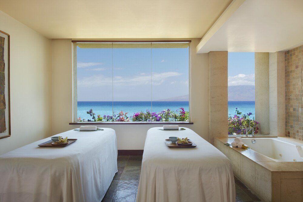 Room with two beds and a bathtub at the resort