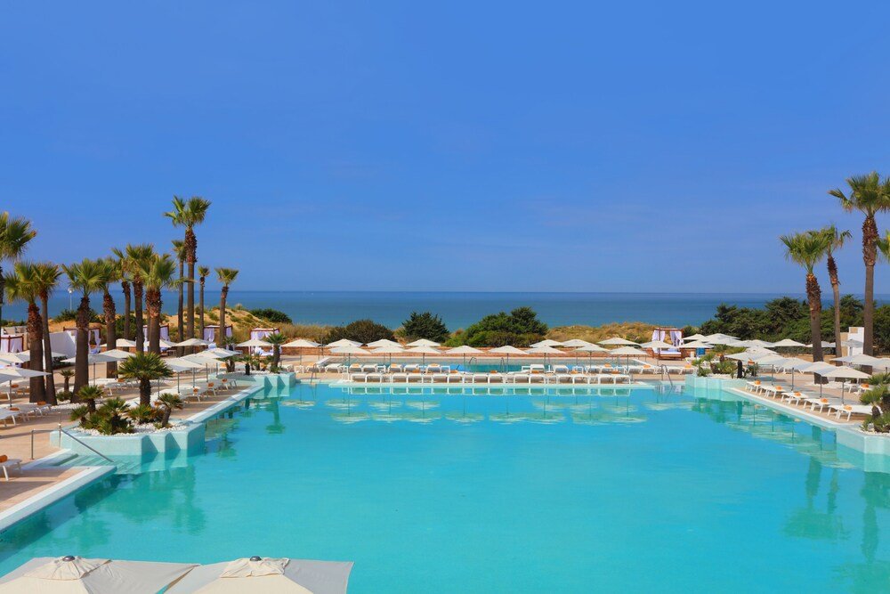 Piscina del Iberostar Selection Andalucía Playa en Novo Sancti Petri