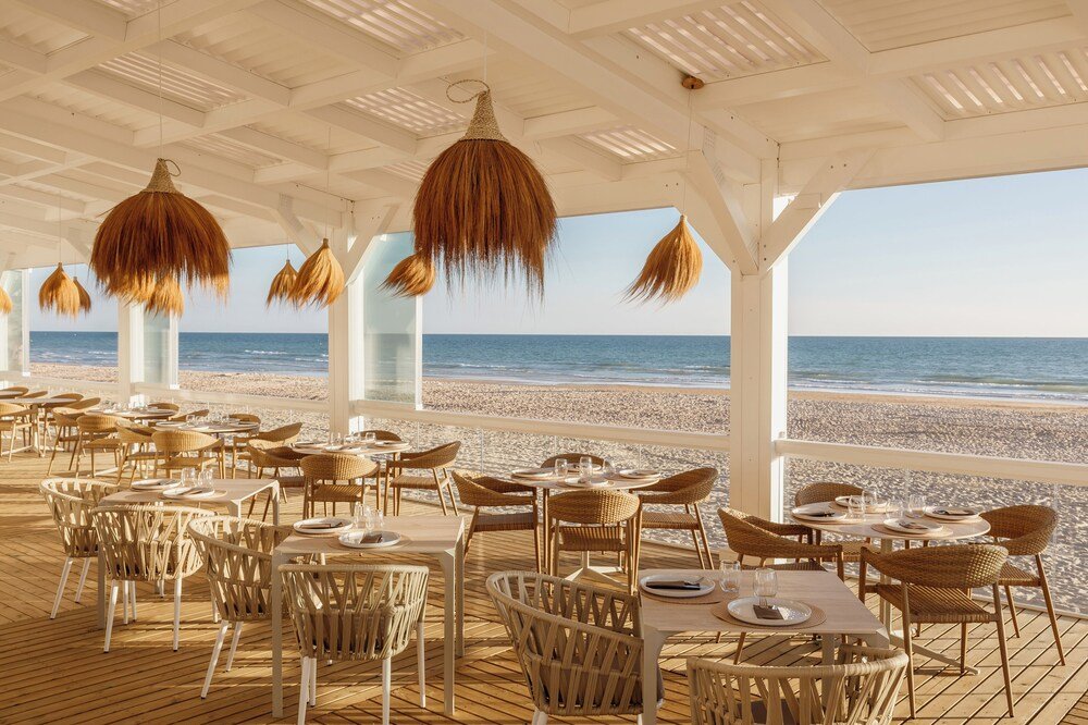Outdoor dining area at the resort in Novo Sancti Petri