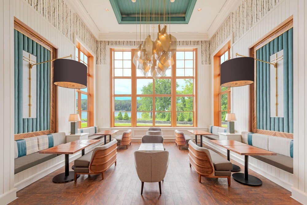 Amplio comedor con muchas mesas en el resort