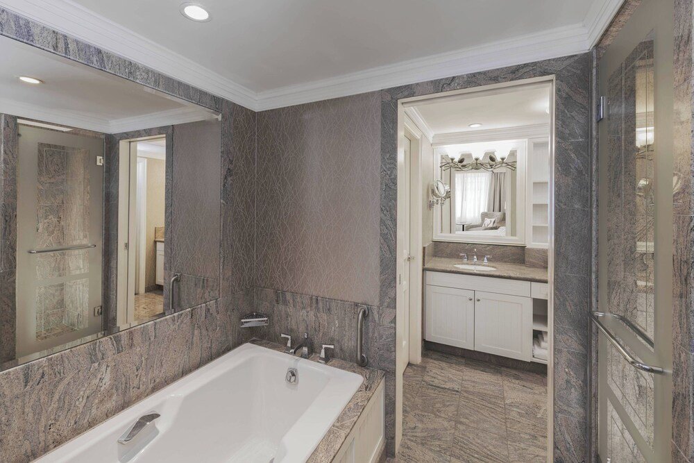 Baño moderno con gran bañera y mármol en el resort