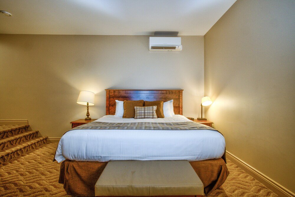 Hotel room with a large bed and two bedside lamps