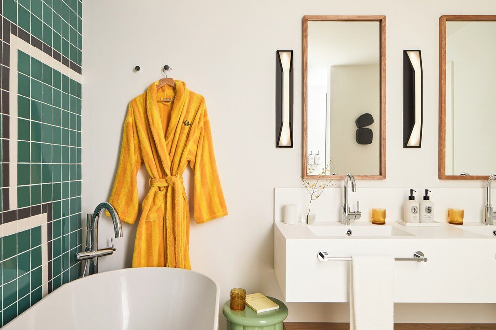 Guest bathroom with a bathtub at the hotel