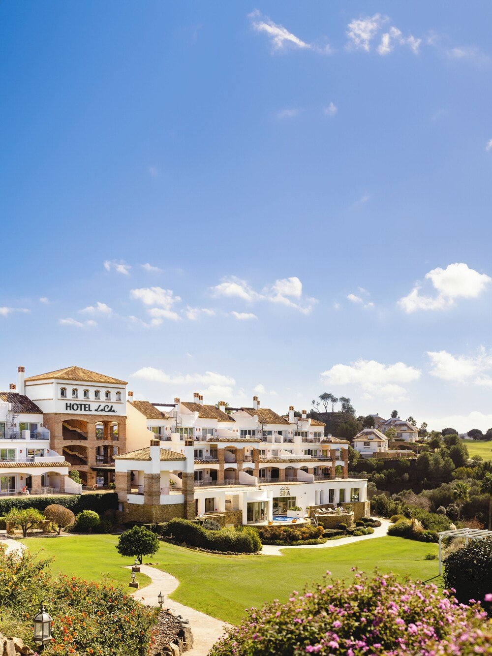 Edificios del resort rodeados de vegetación en La Cala Resort