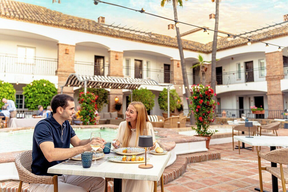 Terraza de comedor al aire libre del resort en la Costa del Sol