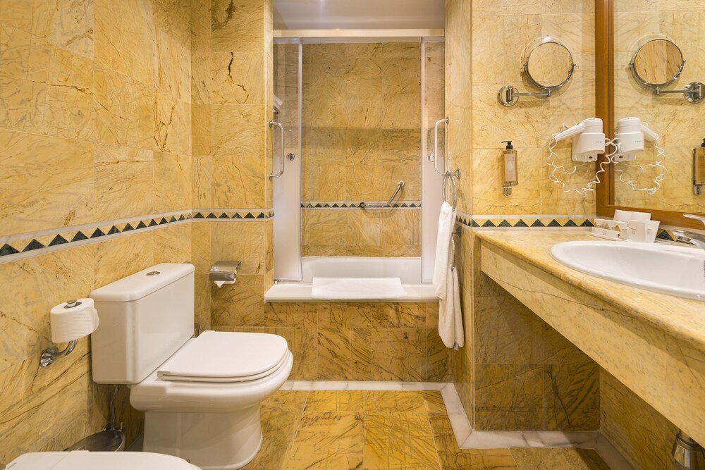 Baño de una habitación en La Cala Resort