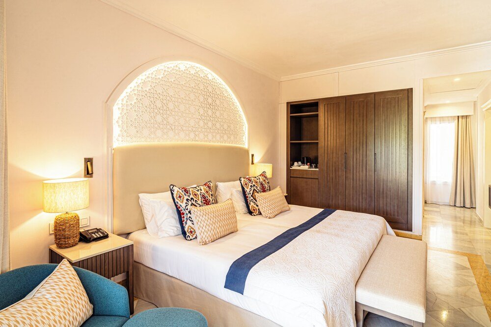 Habitación con cama doble en La Cala Resort