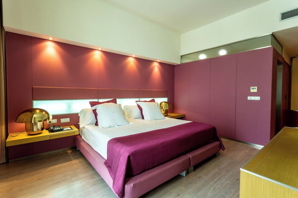 Bedroom with a large bed at La Finca Resort