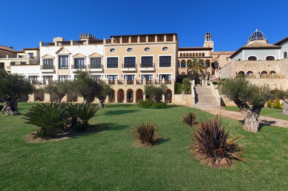 Landscaped courtyard with a lawn at Meliá Villaitana