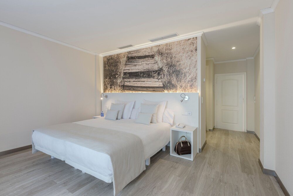 Bedroom with natural light at Oliva Nova Beach & Golf Hotel